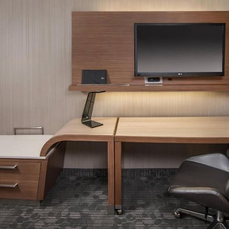 Courtyard By Marriott New York Queens, Jamaica Экстерьер фото