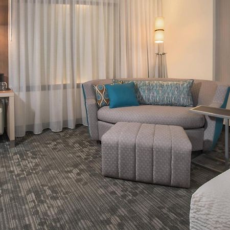 Courtyard By Marriott New York Queens, Jamaica Экстерьер фото