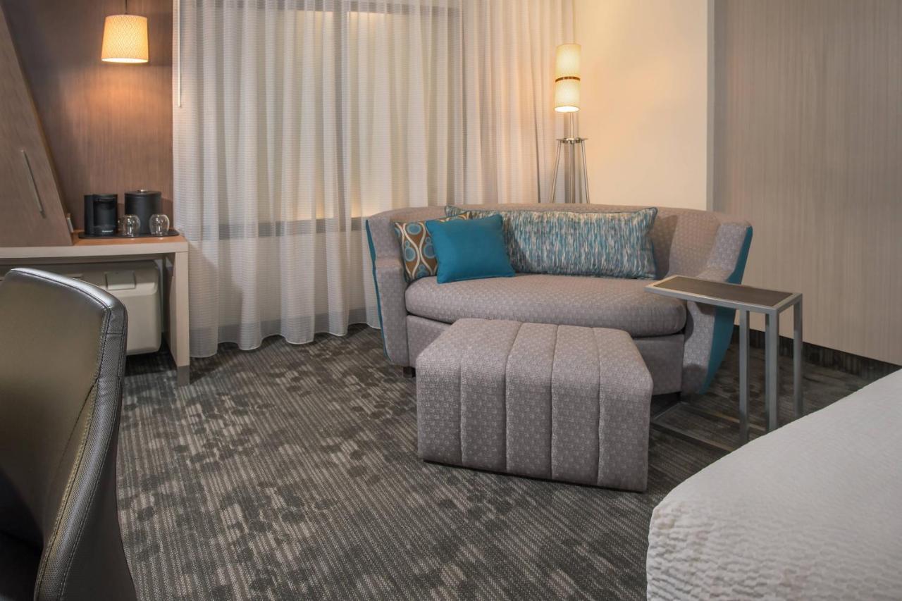 Courtyard By Marriott New York Queens, Jamaica Экстерьер фото