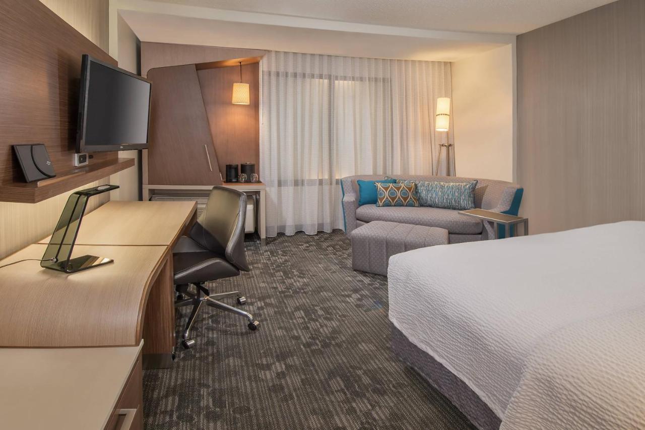 Courtyard By Marriott New York Queens, Jamaica Экстерьер фото